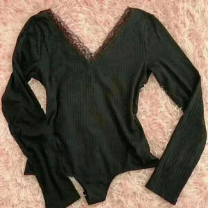 Lace neckline stretchy bodysuit